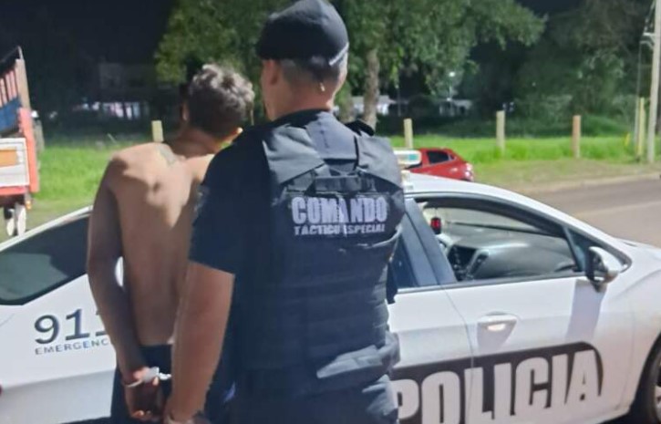 Quedó colgado del alambre al intentar robar y la Policía lo encontró herido y oculto en un baldío imagen-12