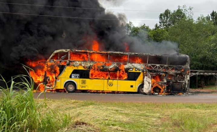 Incendio de un colectivo de larga distancia en Mártires: no se registraron personas lesionadas imagen-14