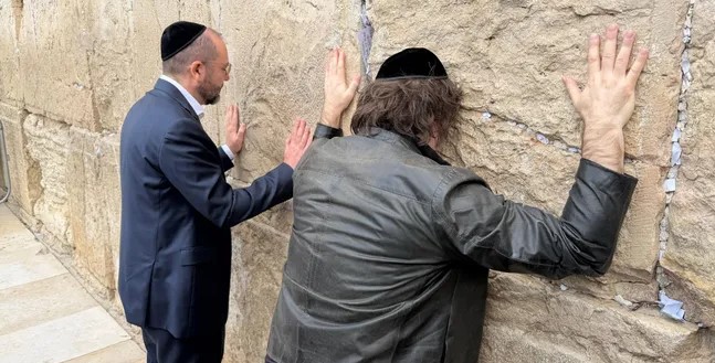 Viaje de Javier Milei a Israel: visitó el Muro de los Lamentos y se reunirá con Benjamín Netanyahu imagen-6