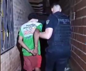 La Policía lo sorprendió forzando una reja y fue detenido infraganti por intento de robo en Oberá imagen-4