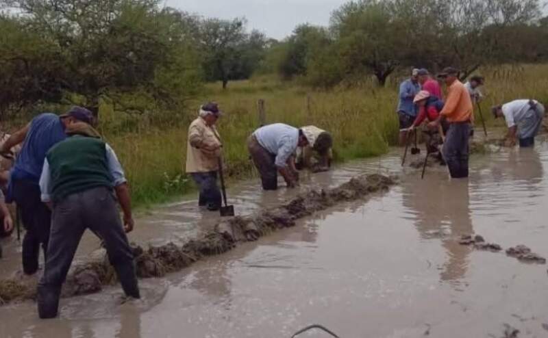 Corrientes: pobladores arreglan un camino para no seguir incomunicados imagen-12