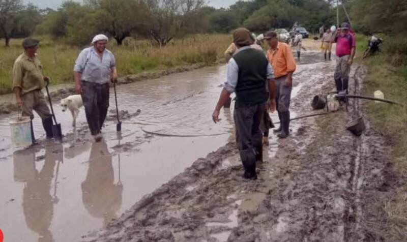 Corrientes: pobladores arreglan un camino para no seguir incomunicados imagen-2