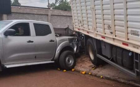 Colisión entre camión y camioneta dejó daños materiales en Jardín América imagen-4
