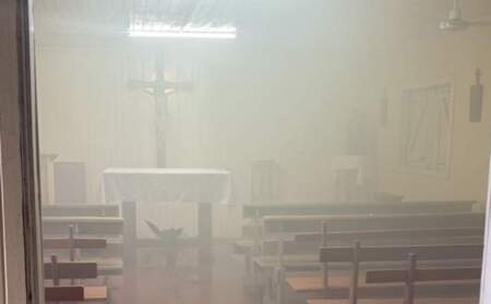 Casi se incendia completamente una capilla por una vela encendida como promesa imagen-2