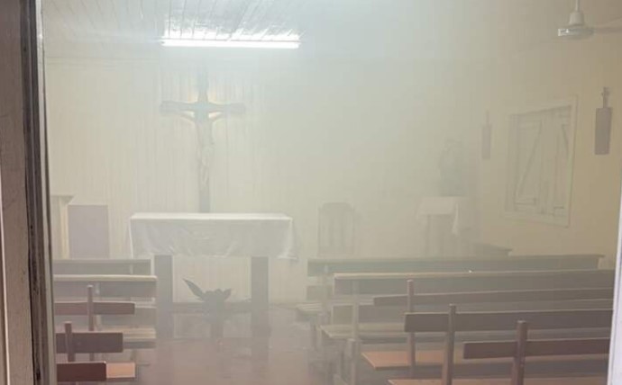Casi se incendia completamente una capilla por una vela encendida como promesa imagen-13