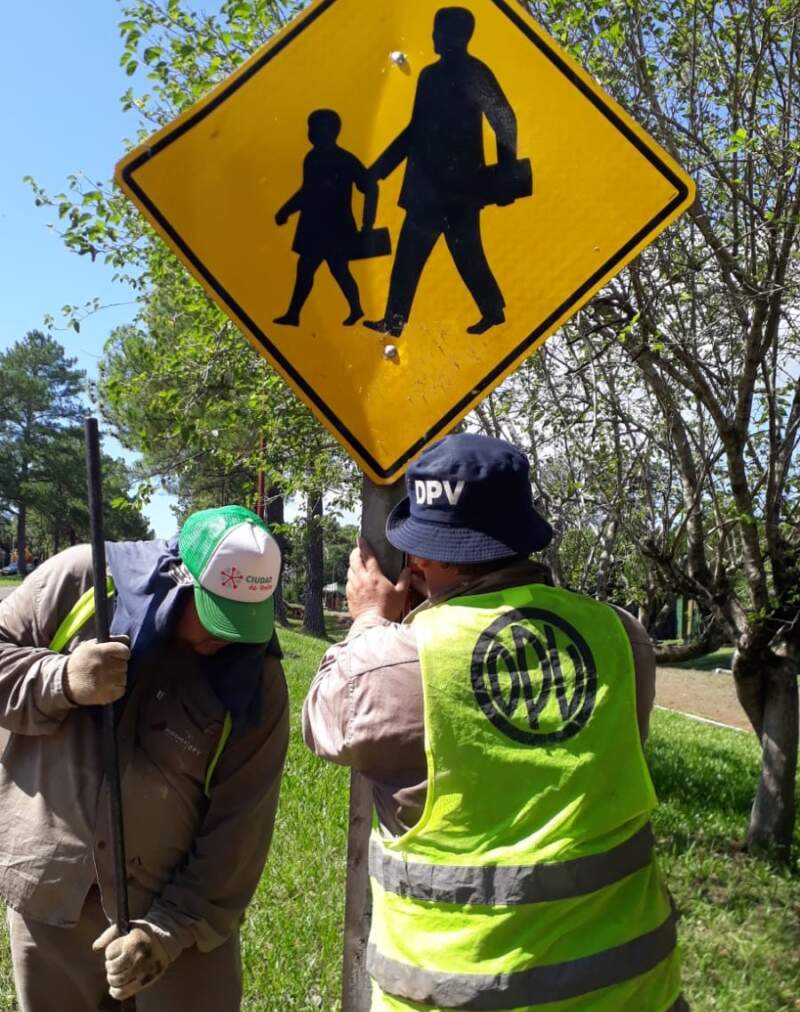 Vialidad Provincial sumó cartelería e información vial en la RP 103 para mejorar la circulación y la seguridad de conductores y turistas imagen-2