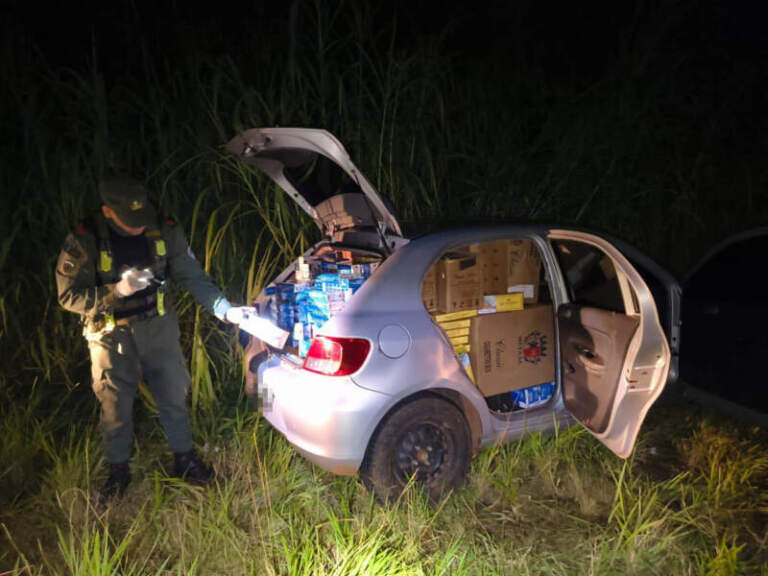Embisten control de Gendarmería y abandonan un auto con más de 11 mil paquetes de cigarrillos de contrabando imagen-3