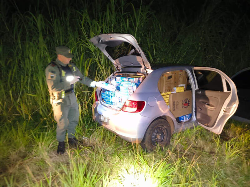 Embisten control de Gendarmería y abandonan un auto con más de 11 mil paquetes de cigarrillos de contrabando imagen-2