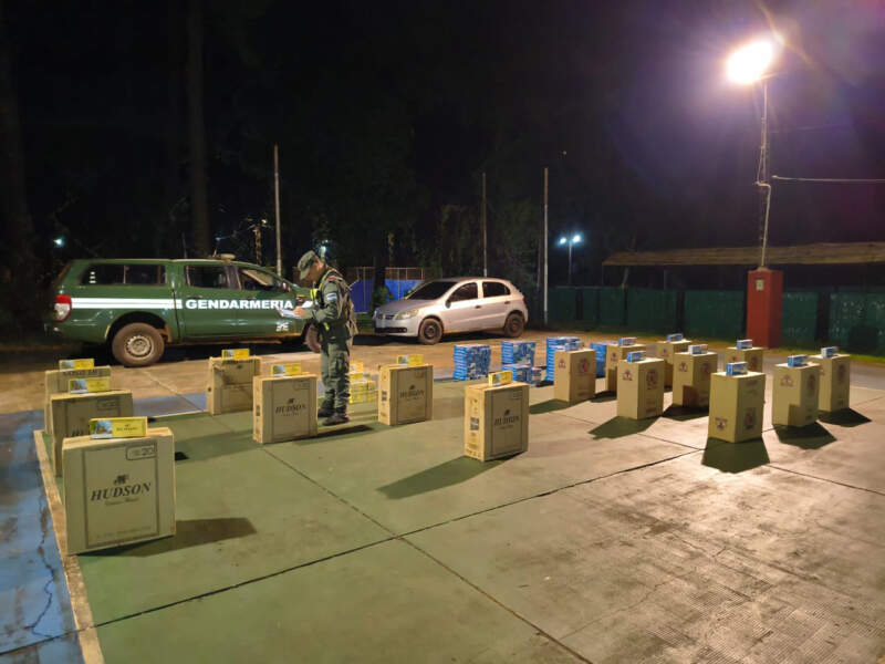 Embisten control de Gendarmería y abandonan un auto con más de 11 mil paquetes de cigarrillos de contrabando imagen-4