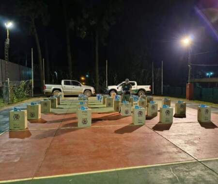 En una zona rural, un conductor abandonó una camioneta cargada con 19.500 atados de cigarrillos imagen-4