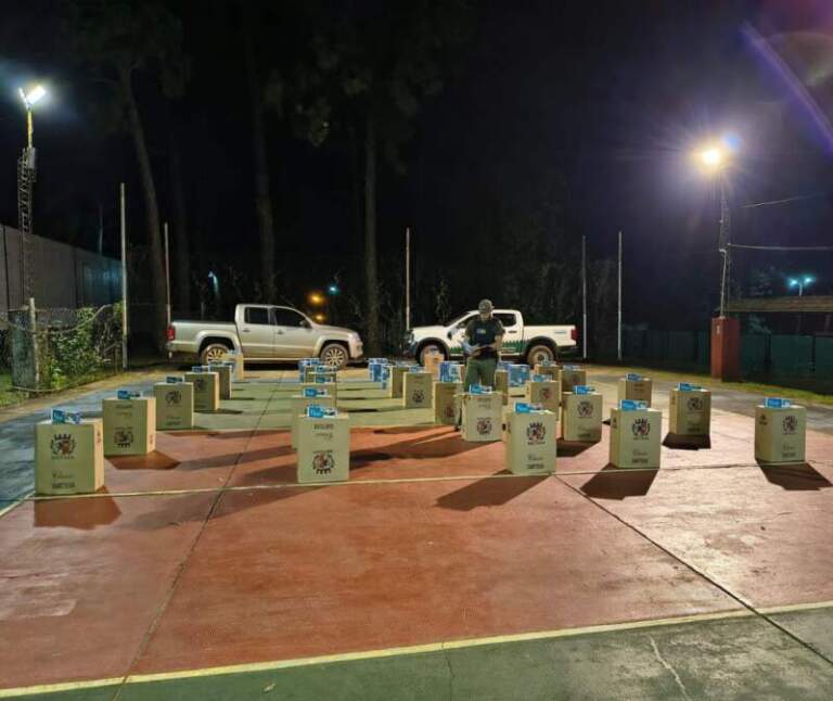 En una zona rural, un conductor abandonó una camioneta cargada con 19.500 atados de cigarrillos imagen-37