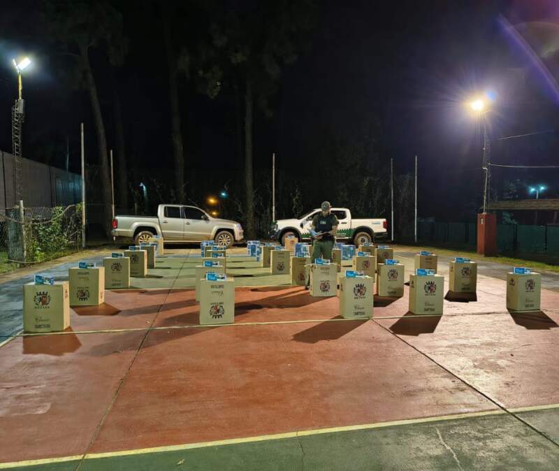 En una zona rural, un conductor abandonó una camioneta cargada con 19.500 atados de cigarrillos imagen-13