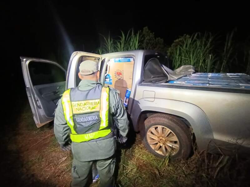 En una zona rural, un conductor abandonó una camioneta cargada con 19.500 atados de cigarrillos imagen-1