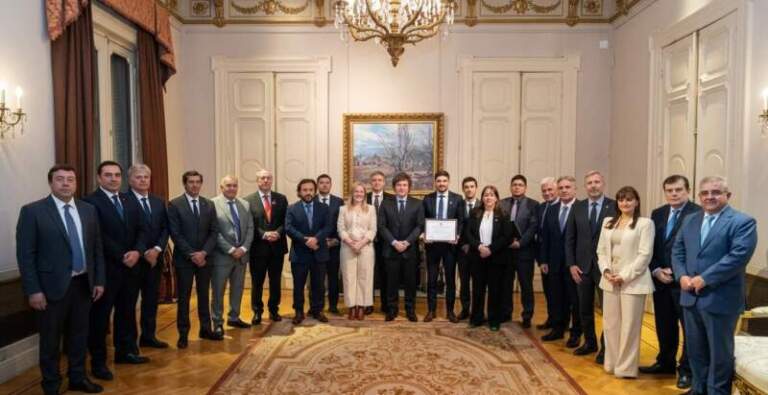 Anticipos por $400.000 millones: el Gobierno asiste a 12 provincias, entre ellas Misiones, y busca sostener apoyo político imagen-11