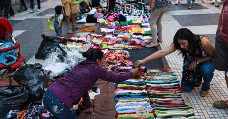 El empleo informal ya alcanza al 43% de los trabajadores en el país y golpea especialmente a jóvenes y mujeres imagen-40