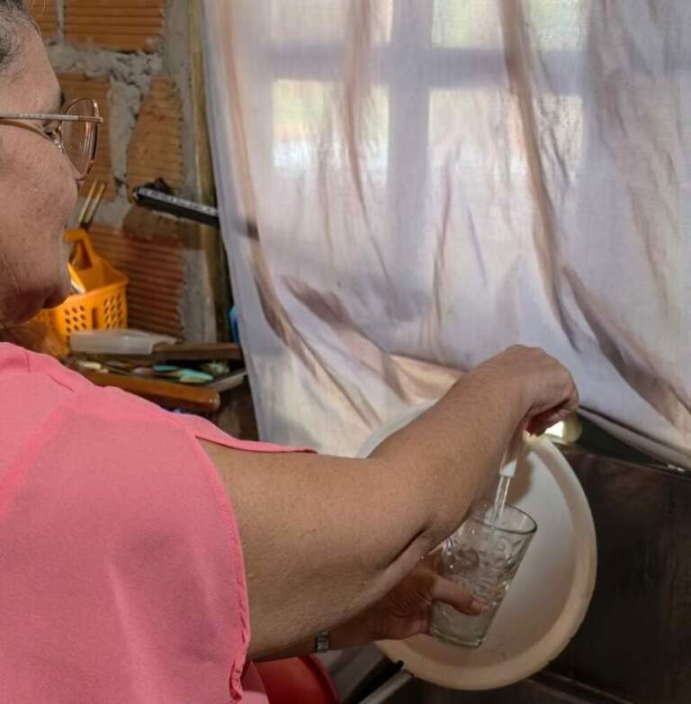 Con conexión domiciliaria y sin camiones cisterna, 50 familias de Alem acceden al agua potable imagen-4