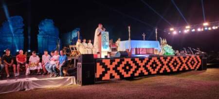 Monseñor Martínez: “Esta noche celebramos que la Eucaristía expresa un Dios que se encarnó y nos amó” imagen-5