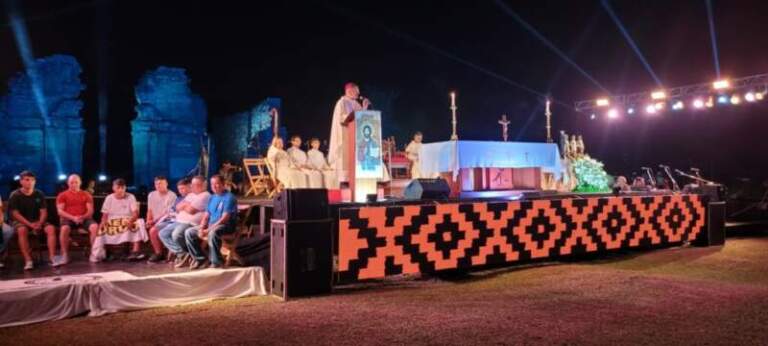 Monseñor Martínez: “Esta noche celebramos que la Eucaristía expresa un Dios que se encarnó y nos amó” imagen-48