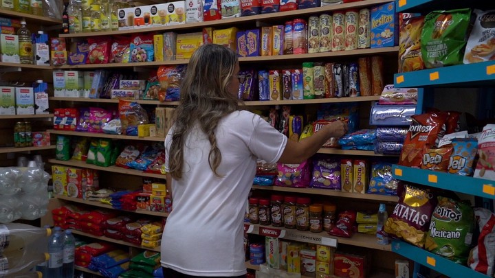 Cambió la forma de consumir: menos supermercado y más almacén para sobrevivir imagen-12