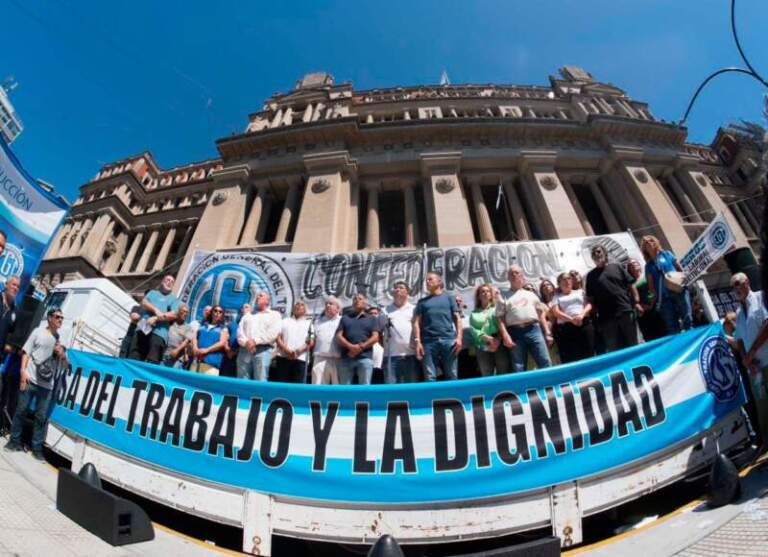 Clima caliente: la CGT sale a la calle contra el ajuste y la pérdida salarial Clima caliente: la CGT sale a la calle contra el ajuste y la pérdida salarial imagen-44