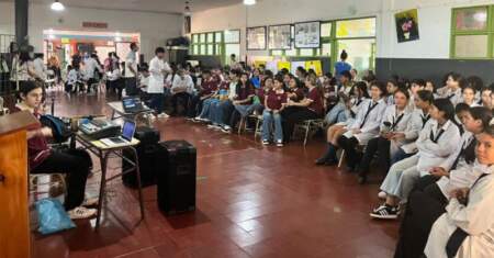 Apuestas, pantallas y consumo: el Programa de Juego Responsable llevó a las aulas de Corpus y Dos de Mayo un debate sobre los hábitos que marcan a la adolescencia imagen-5