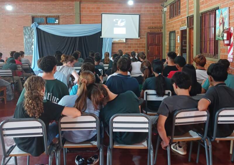 Apuestas, pantallas y consumo: el Programa de Juego Responsable llevó a las aulas de Corpus y Dos de Mayo un debate sobre los hábitos que marcan a la adolescencia imagen-7