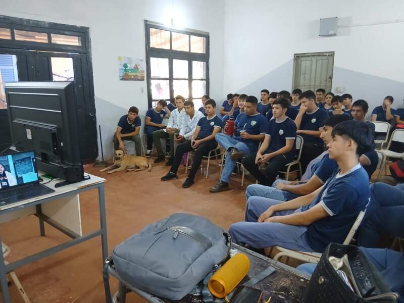 Apuestas, pantallas y consumo: el Programa de Juego Responsable llevó a las aulas de Corpus y Dos de Mayo un debate sobre los hábitos que marcan a la adolescencia imagen-3