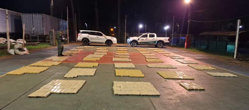 Gendarmería incautó más de una tonelada de marihuana tras una descarga desde una canoa en Puerto Piray 5 Gendarmería incautó más de una tonelada de marihuana tras una descarga desde una canoa en Puerto Piray imagen-4