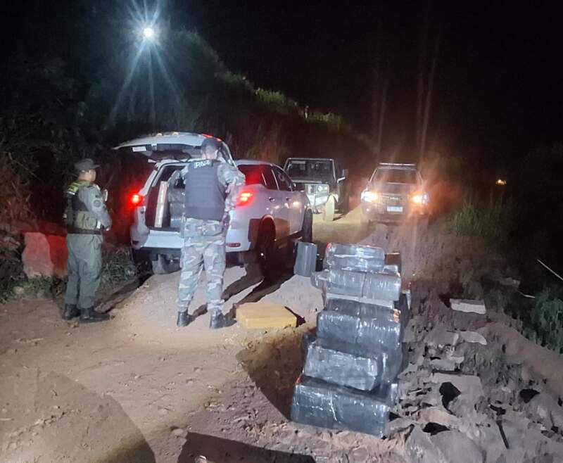 Gendarmería incautó más de una tonelada de marihuana tras una descarga desde una canoa en Puerto Piray 3 Gendarmería incautó más de una tonelada de marihuana tras una descarga desde una canoa en Puerto Piray imagen-2