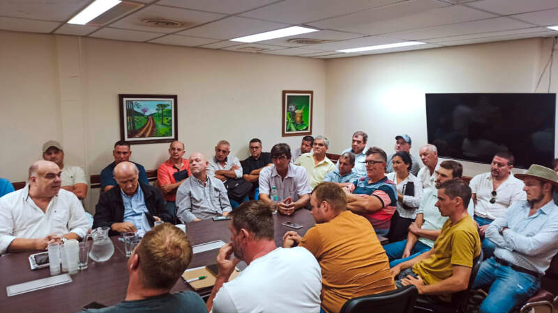 Ante la ausencia del INYM, el Gobierno de la provincia reunió a todos los actores de la cadena yerbatera para construir una propuesta de precios de referencia imagen-6