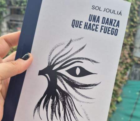 Entre la tierra colorada y el fuego de la palabra, Sol Jouliá presenta su primer libro de poemas imagen-7