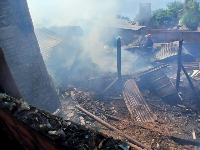 Un incendio de gran magnitud afectó a tres viviendas en Garupá 3 Un incendio de gran magnitud afectó a tres viviendas en Garupá imagen-2