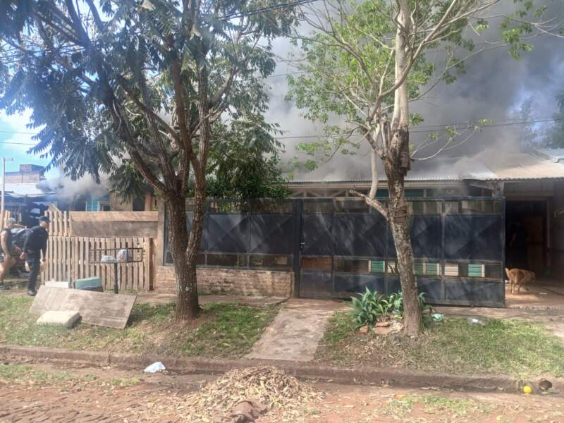 Un incendio de gran magnitud afectó a tres viviendas en Garupá 5 Un incendio de gran magnitud afectó a tres viviendas en Garupá imagen-4