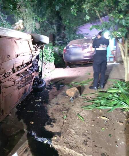 Despiste vehicular en Puerto Iguazú terminó con un auto dentro de una vivienda imagen-5