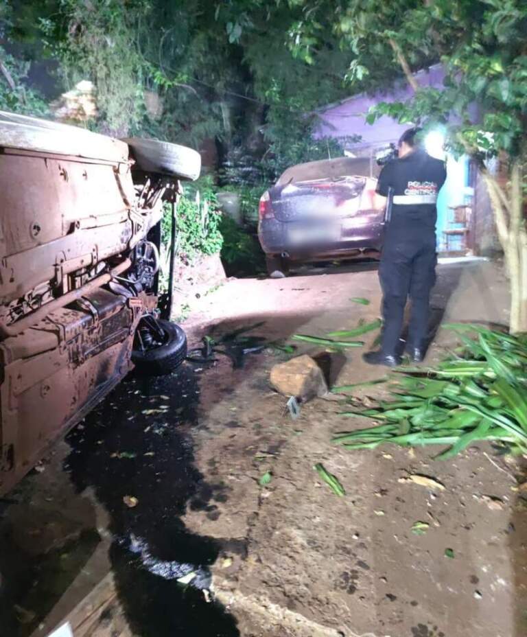 Despiste vehicular en Puerto Iguazú terminó con un auto dentro de una vivienda imagen-11