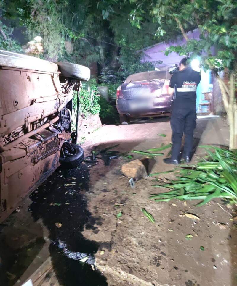 Despiste vehicular en Puerto Iguazú terminó con un auto dentro de una vivienda imagen-13