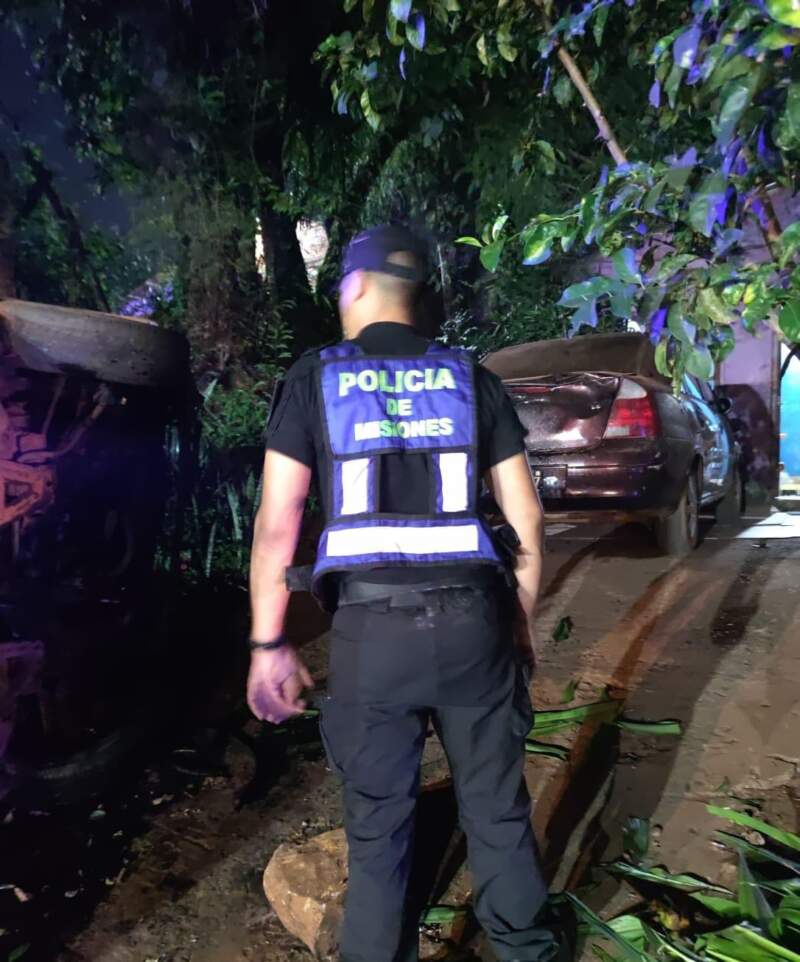 Despiste vehicular en Puerto Iguazú terminó con un auto dentro de una vivienda 5 Despiste vehicular en Puerto Iguazú terminó con un auto dentro de una vivienda imagen-4