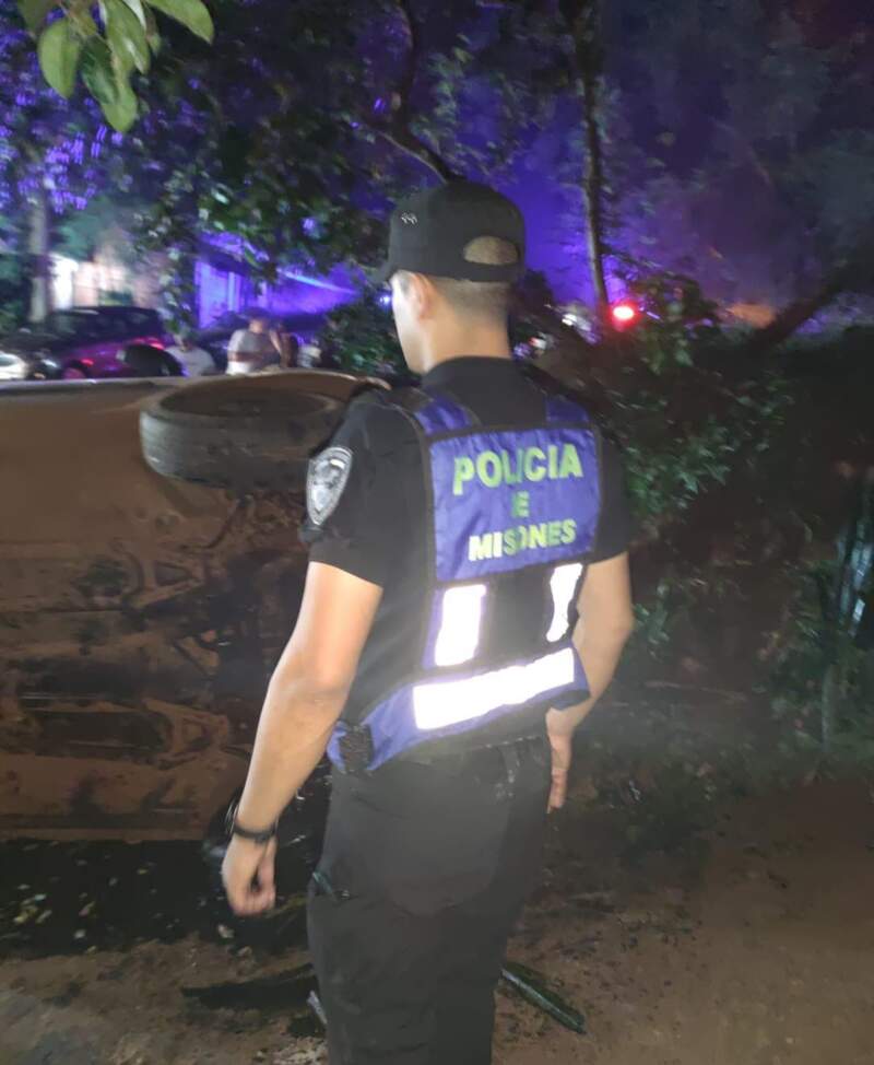 Despiste vehicular en Puerto Iguazú terminó con un auto dentro de una vivienda 3 Despiste vehicular en Puerto Iguazú terminó con un auto dentro de una vivienda imagen-2