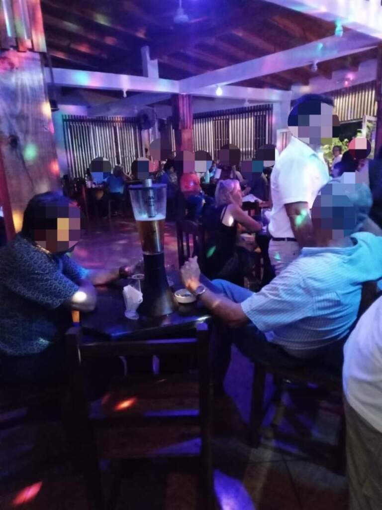 Durante un control nocturno la Policía evitó la comercialización de droga en un local bailable: intentaron descartarla en los sanitarios imagen-35