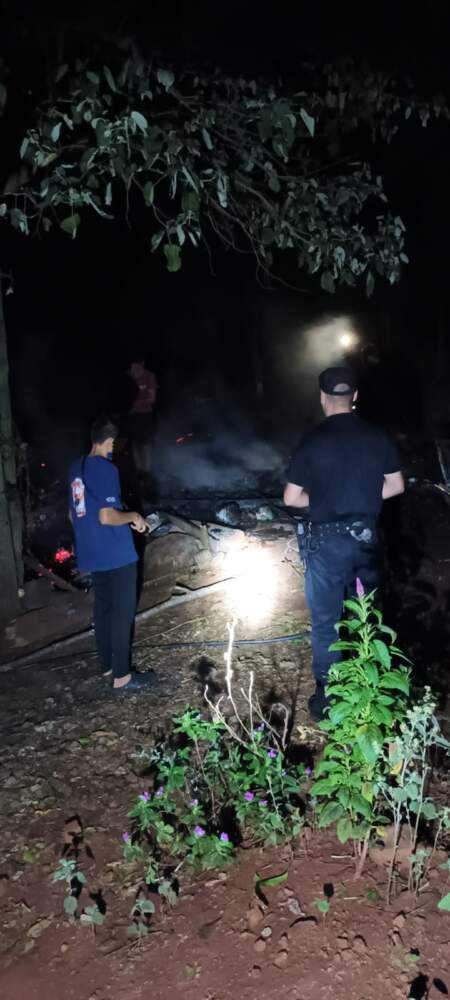 Incendio en Colonia Alberdi: la rápida intervención de policías y bomberos evitó la propagación del fuego Incendio en Colonia Alberdi: la rápida intervención de policías y bomberos evitó la propagación del fuego imagen-4