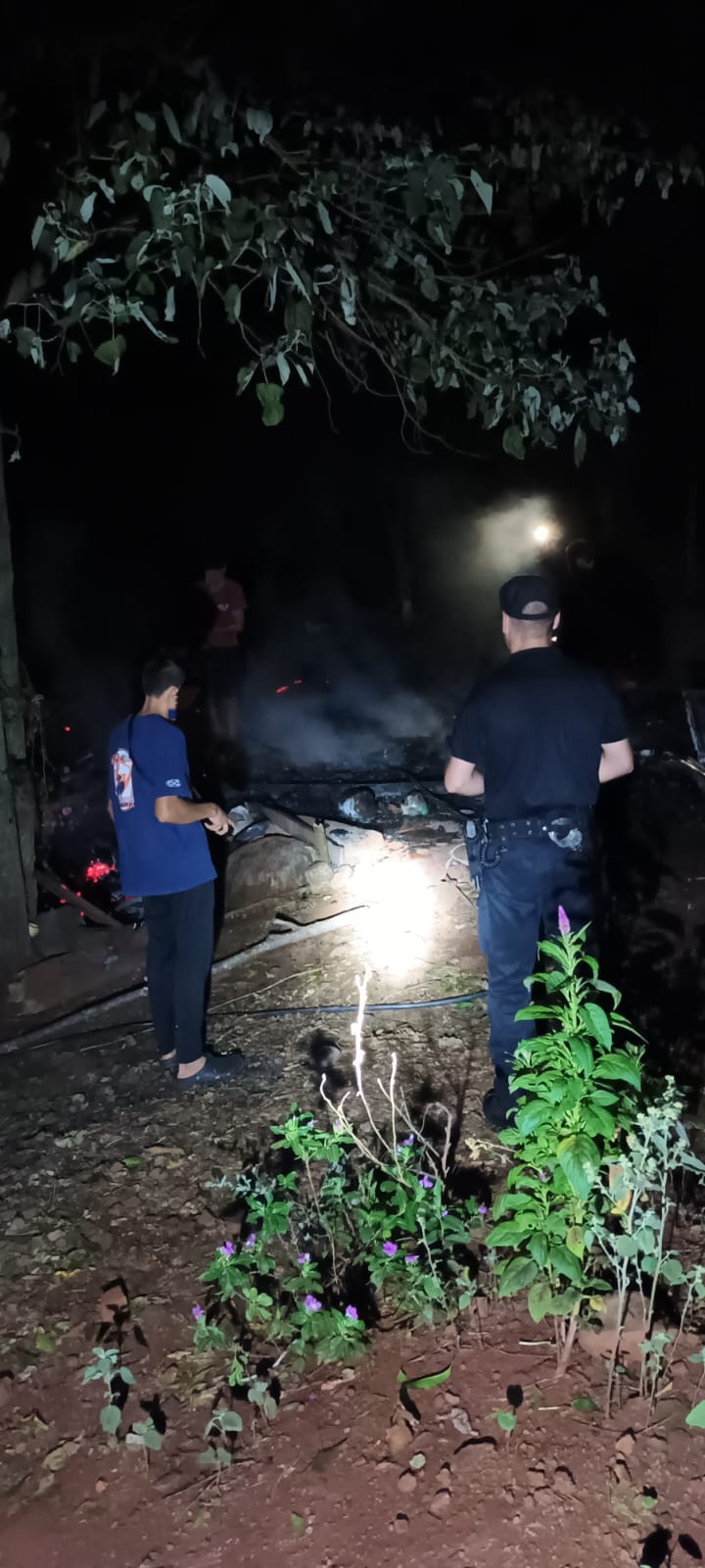 Incendio en Colonia Alberdi: la rápida intervención de policías y bomberos evitó la propagación del fuego imagen-14