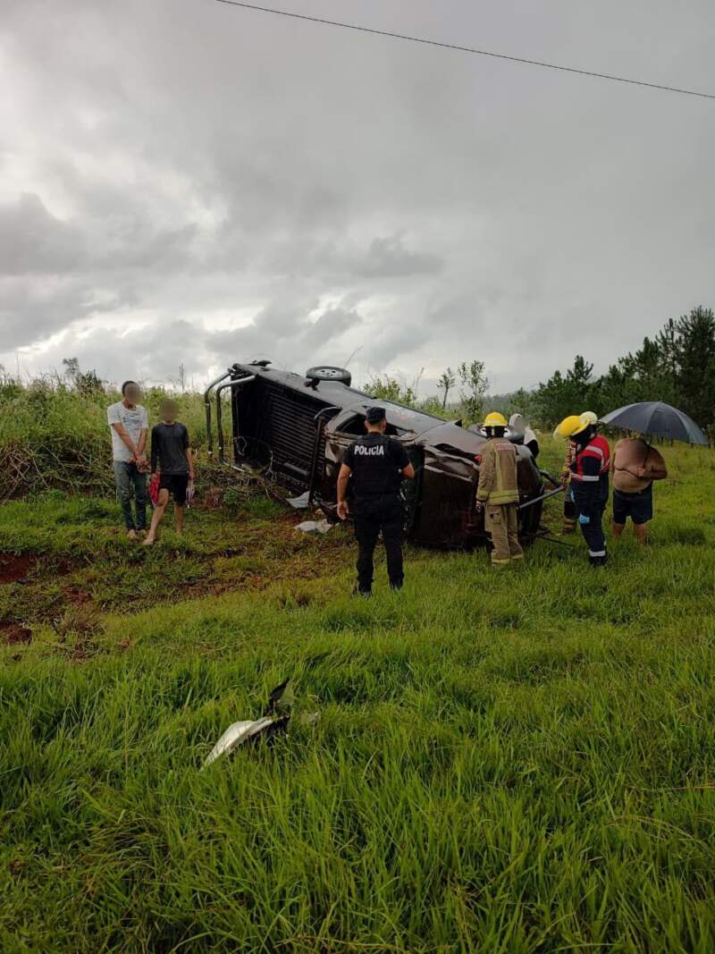 Despiste de camioneta en San Vicente dejó dos hombres lesionados Despiste de camioneta en San Vicente dejó dos hombres lesionados imagen-1