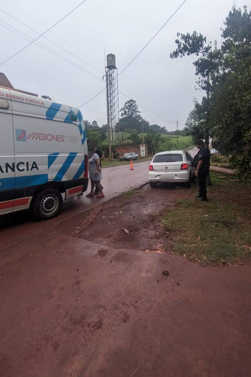 Eldorado: perdió el control del auto y terminó en la banquina junto a su acompañante 3 Eldorado: perdió el control del auto y terminó en la banquina junto a su acompañante imagen-2