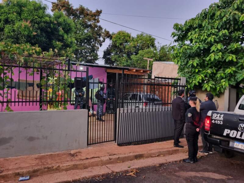 Amenazaron con quemarle la casa si no pagaba la deuda de su hijo: allanamiento y un detenido en Posadas 7 Amenazaron con quemarle la casa si no pagaba la deuda de su hijo: allanamiento y un detenido en Posadas imagen-6