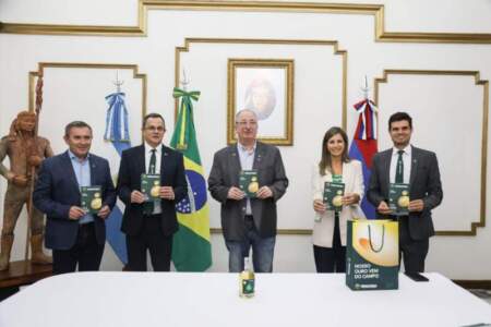 "No hay forma de que se pueda avanzar como sociedad o como región si no se trabaja en conjunto", dijo Passalacqua en el lanzamiento de la FENOSOJA 2026 imagen-11