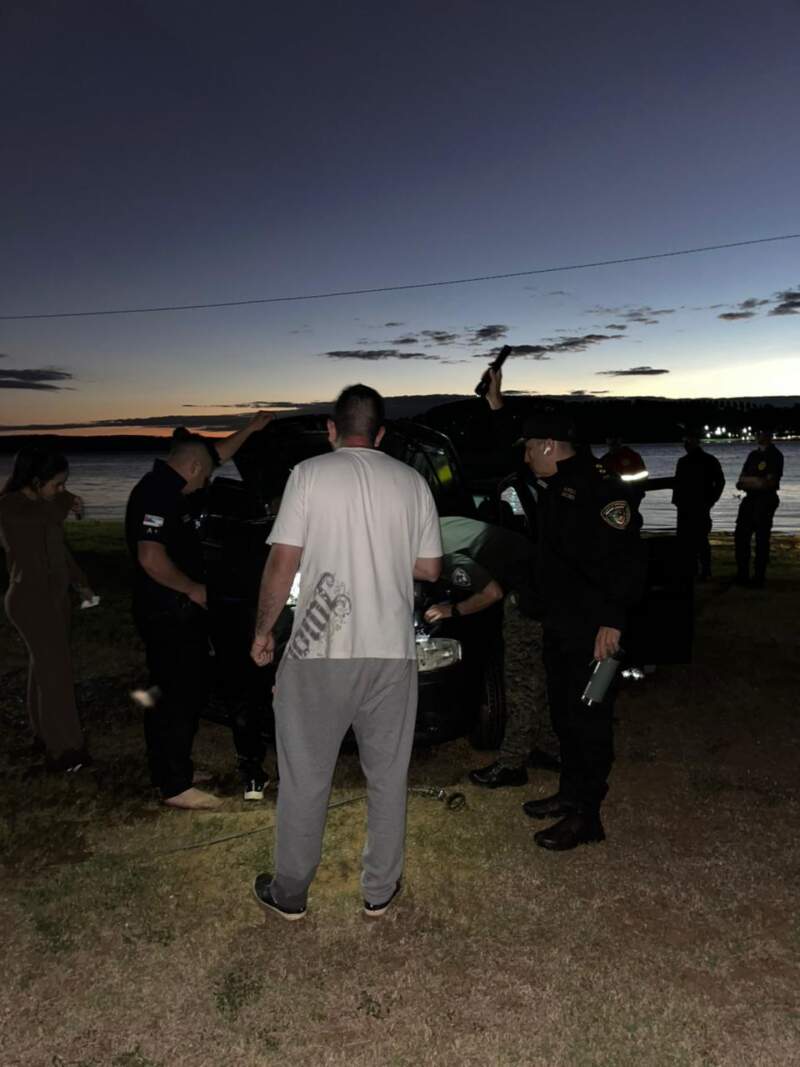 Detuvieron a un ex gendarme por el asalto en Roca y hallaron el auto utilizado sumergido en el río Paraná imagen-4