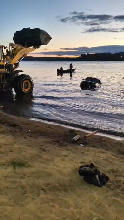 Detuvieron a un ex gendarme por el asalto en Roca y hallaron el auto utilizado sumergido en el río Paraná imagen-6
