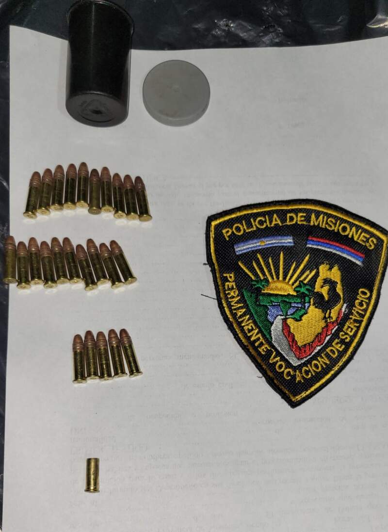 Manipulaba un arma y se disparó accidentalmente, terminó hospitalizado en San Ignacio imagen-2