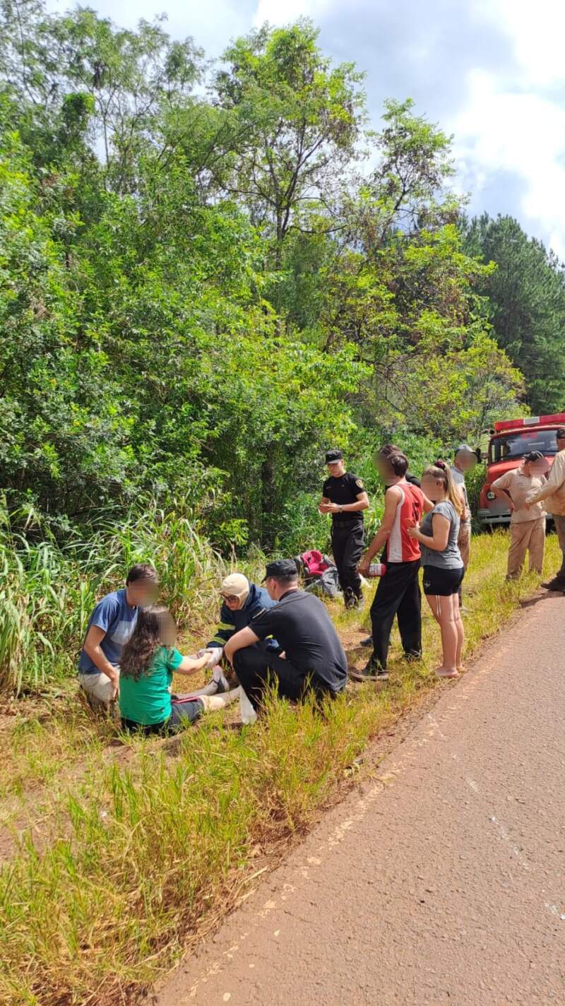 Un auto terminó en la banquina tras un despiste en Montecarlo: tres ocupantes hospitalizados imagen-2
