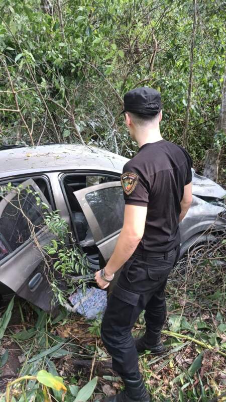 Un auto terminó en la banquina tras un despiste en Montecarlo: tres ocupantes hospitalizados Un auto terminó en la banquina tras un despiste en Montecarlo: tres ocupantes hospitalizados imagen-4